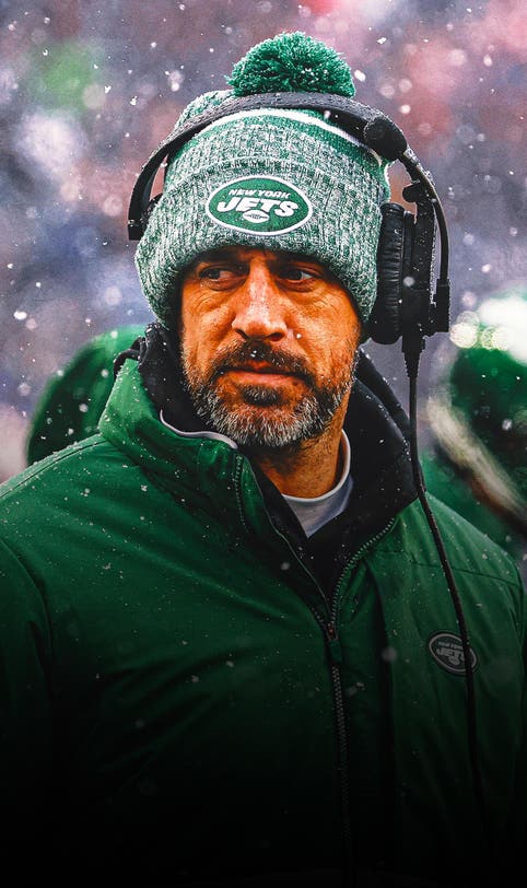 Jets are sticking with struggling Aaron Rodgers as their starting quarterback